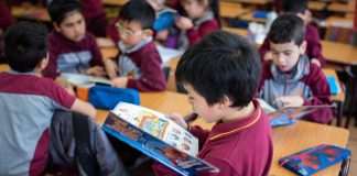 Estudiantes de Valparaíso crearon diccionario chileno-inglés con más de 600 palabras y frases típicas de Chile.