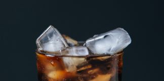 Consumo de bebidas azucaradas: Nutricionista advierte los riesgos de aumento de cáncer de colon