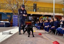 Canes de Aduanas visitaron a niñas y niños de la Escuela El Sauce