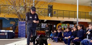 Canes de Aduanas visitaron a niñas y niños de la Escuela El Sauce