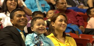 La asamblea de los testigos de Jehová regresa a Santiago