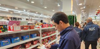 ¡No es para regalos! Chilenos destinan el aguinaldo navideño para pagar deudas