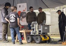 Robot que recupera la tradición carpintera se presentó en el Primer Festival Creativo de la Madera en Chiloé