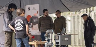 Robot que recupera la tradición carpintera se presentó en el Primer Festival Creativo de la Madera en Chiloé