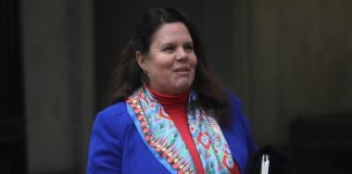 Maya Fernández renunció al Ministerio de Defensa tras polémica por fallida venta de casa de Allende