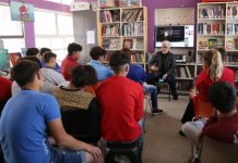 Jóvenes en proceso de reinserción participan de tertulia literaria junto al escritor Ernesto Garratt