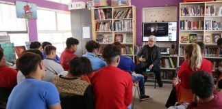 Jóvenes en proceso de reinserción participan de tertulia literaria junto al escritor Ernesto Garratt