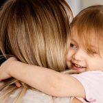 Maternidad después de los 40: los riesgos que sí existen y los mitos que siguen generando miedo