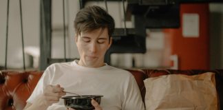 Crecen los hogares unipersonales en Chile: carrito de compra más pequeños y nuevos hábitos de consumo