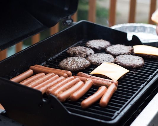 Cuidado en la parrilla y la cocina: Claves de higiene para evitar la contaminación cruzada y la grasa en Fiestas Patrias