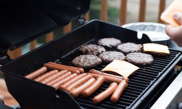 Cuidado en la parrilla y la cocina: Claves de higiene para evitar la contaminación cruzada y la grasa en Fiestas Patrias