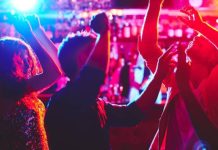 La vida nocturna en las grandes ciudades: experiencias que transforman una salida común en algo especial