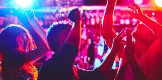 La vida nocturna en las grandes ciudades: experiencias que transforman una salida común en algo especial