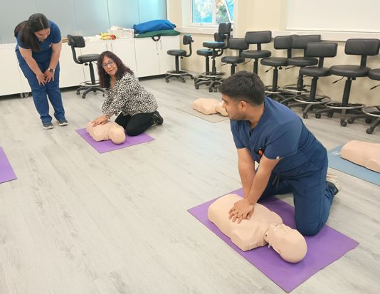 Talleres de primeros auxilios, alimentos y proyectos benefician a dirigentes de ollas comunes de Viña del Mar gracias a alianza entre UDLA y municipio