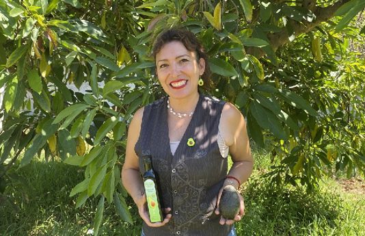 AGRICULTORA DE LA CRUZ DESTACA CON SU PRODUCCIÓN DE ACEITE DE PALTA
