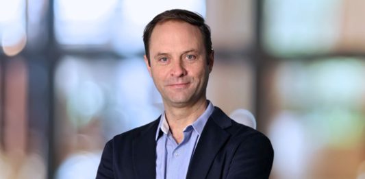 Cuando el diésel sube, España legisla y Chile lo paga