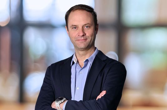 Cuando el diésel sube, España legisla y Chile lo paga