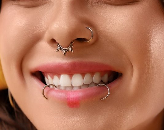Piercings en la boca: alertan sobre fracturas dentales e infecciones graves