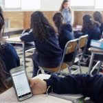 Colegios sin celulares: el nuevo desafío comunicacional en entornos educativos